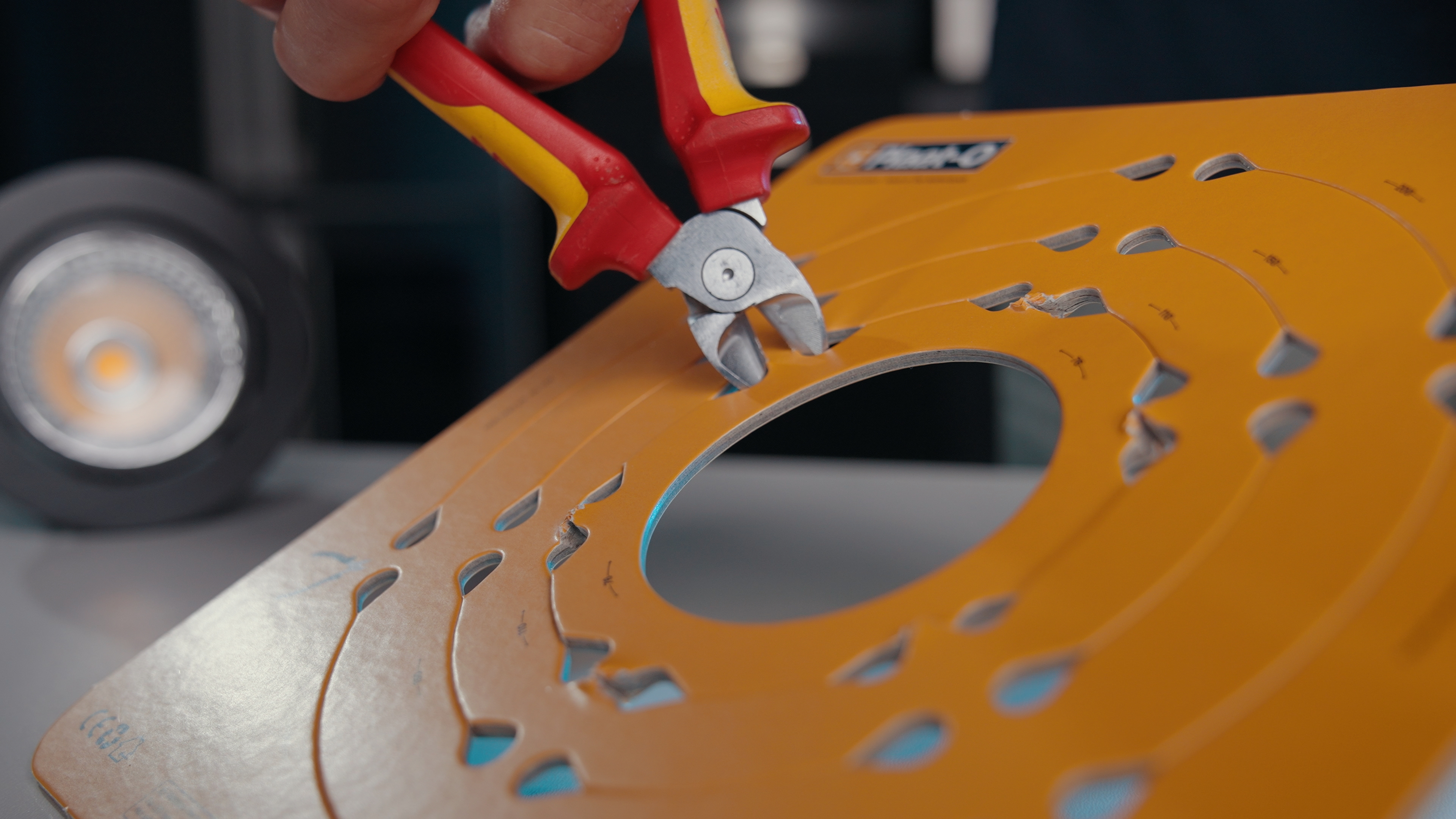 Plaat-O met kniptang